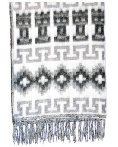 Couverture faite de laine d'alpaga. Magnifiquement brossé, couvertures de couleur noir et gris entremêlée. Décoré de motifs Inca artisanaux.